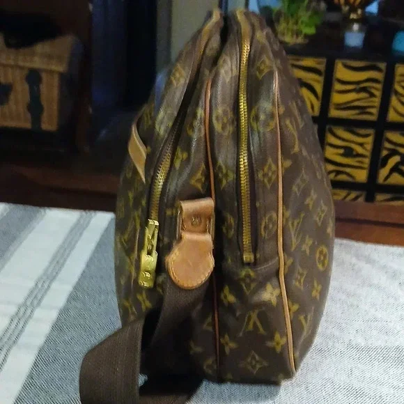 AUTHENTIC LOUIS VUITTON MONOGRAM DOUBLE COMARTMENT TRAVEL BAG. - Picture 3 of 16